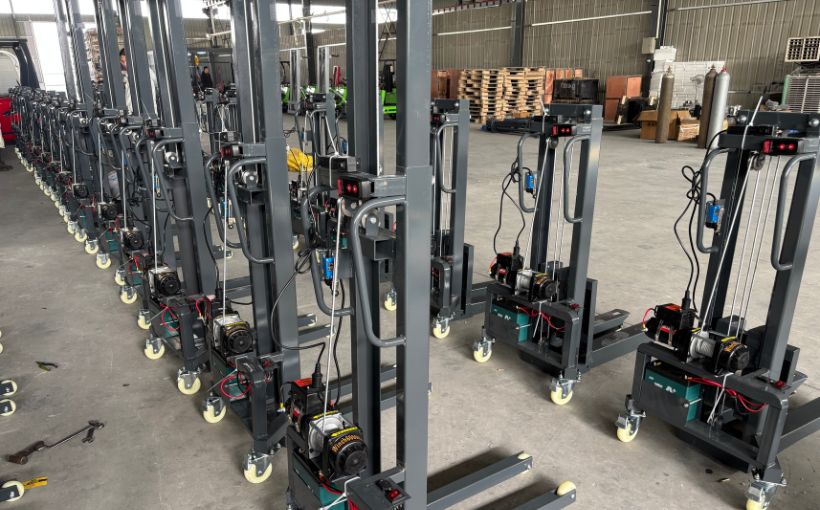 Stonimage Ships 48 Portable Small Forklifts to Italy – January 2026
